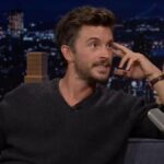 Jonathan Bailey não consegue parar de 'rir' com o título de 'Homem mais sexy do mundo' da PEOPLE: 'Honra de uma vida' | Vídeo