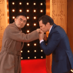 Jonathan Groff beija a mão de Bowen Yang depois de dançarem juntos durante a apresentação do desfile do Dia de Ação de Graças