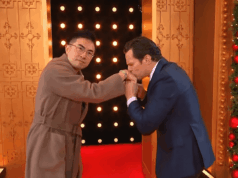 Jonathan Groff beija a mão de Bowen Yang depois de dançarem juntos durante a apresentação do desfile do Dia de Ação de Graças Jonathan Groff beija a mão de Bowen Yang depois de dançarem juntos durante a apresentação do desfile do Dia de Ação de Graças