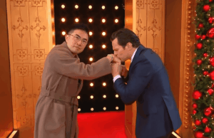 Jonathan Groff beija a mão de Bowen Yang depois de dançarem juntos durante a apresentação do desfile do Dia de Ação de Graças Jonathan Groff beija a mão de Bowen Yang depois de dançarem juntos durante a apresentação do desfile do Dia de Ação de Graças