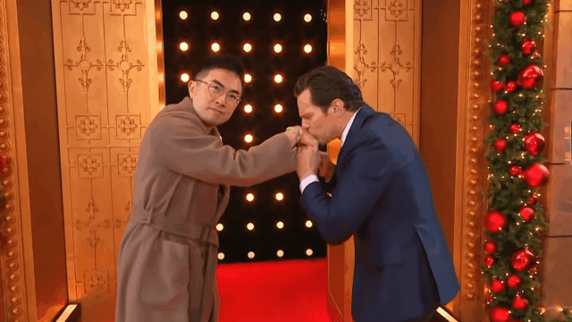 Jonathan Groff beija a mão de Bowen Yang depois de dançarem juntos durante a apresentação do desfile do Dia de Ação de Graças
