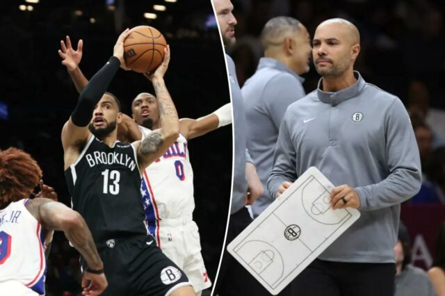 O técnico do Brooklyn Nets, Jordi Fernandez, centro, durante um intervalo no primeiro tempo de um jogo contra o Philadelphia 76ers no Barclays Center em Brooklyn, NY, no domingo, 2 de novembro de 2025.