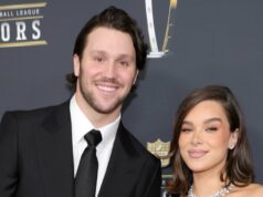 Josh Allen abraça Hailee Steinfeld na cerimônia de aposentadoria de Jersey Gettyimages-2198068508-Josh-Hailee.jpg