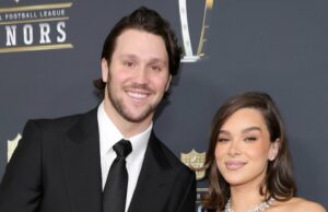Josh Allen abraça Hailee Steinfeld na cerimônia de aposentadoria de Jersey Gettyimages-2198068508-Josh-Hailee.jpg