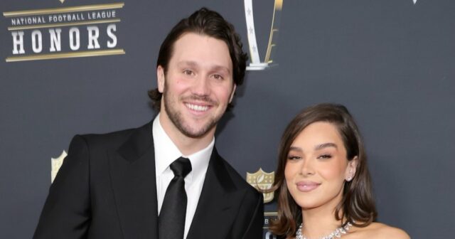 Josh Allen abraça Hailee Steinfeld na cerimônia de aposentadoria de Gettyimages-2198068508-Josh-Hailee.jpg