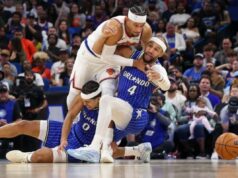 Josh Hart, do Knicks, diz que agarrar Jalen Suggs na garganta foi acidental Josh Hart recebeu uma técnica no quarto período depois de lutar contra Suggs por uma bola perdida, uma troca que terminou depois que sua mão direita envolveu a garganta de Suggs na derrota dos Knicks por 133-121 para o Magic em 22 de novembro de 2025.