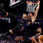 O armador do New York Knicks, Josh Hart, enterra a bola contra o Miami Heat no segundo tempo no Madison Square Garden em Nova York, Nova York, 14 de novembro de 2025.