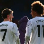 Mason Mount corre com a bola pelo Manchester United.