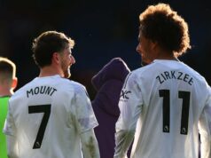 Joshua Zirkzee envia mensagem para Mason Mount após ambos marcarem para o Man Utd Mason Mount corre com a bola pelo Manchester United.