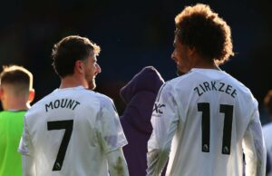 Joshua Zirkzee envia mensagem para Mason Mount após ambos marcarem para o Man Utd Mason Mount corre com a bola pelo Manchester United.