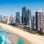 Vista aérea do deslumbrante horizonte de Gold Coast em um dia ensolarado, Queensland, Austrália