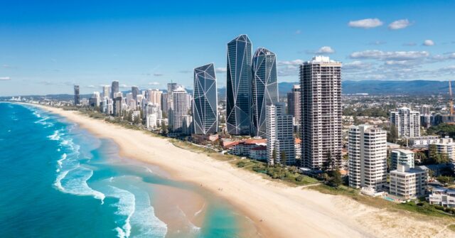 Jovens infratores violentos foram levados de avião para a Costa Vista aérea do deslumbrante horizonte de Gold Coast em um dia ensolarado, Queensland, Austrália