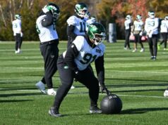 Jowon Briggs, uma agradável surpresa defensiva descoberta pelos olheiros dos Jets O lado defensivo dos Jets, Jowon Briggs (91), rola uma bola medicinal durante o treino.