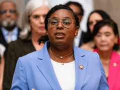 Juiz: A democrata LaMonica McIver deve ser julgada por agredir agentes federais nas instalações do ICE Juiz: A democrata LaMonica McIver deve ser julgada por agredir agentes federais nas instalações do ICE