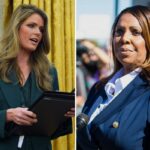 A procuradora-geral de Nova York, Letitia James, falando em um pódio com microfones na frente de uma multidão.