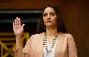 Juiz dos EUA ordena que administração Trump forneça audiências de fiança para migrantes detidos Yahoo news home