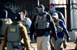 Juiz federal diz que oficiais de imigração no Colorado só podem prender aqueles em risco de fugir Yahoo news home