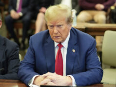 Juiz federal renuncia e abre uma lata de gritos contra Trump O senador Edward Kennedy, D-Mass., à direita, dá as boas-vindas ao juiz do Tribunal Distrital dos EUA, Mark Wolf, de volta ao palco depois de cair acidentalmente da borda durante uma cerimônia de naturalização na Biblioteca John F. Kennedy em Boston, segunda-feira, 21 de julho de 2003. Cerca de 100 pessoas foram naturalizadas durante a cerimônia. O juiz Wolf não ficou gravemente ferido na queda. (Foto AP/Charles Krupa)