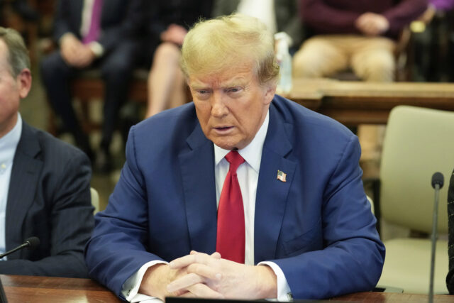 O senador Edward Kennedy, D-Mass., à direita, dá as boas-vindas ao juiz do Tribunal Distrital dos EUA, Mark Wolf, de volta ao palco depois de cair acidentalmente da borda durante uma cerimônia de naturalização na Biblioteca John F. Kennedy em Boston, segunda-feira, 21 de julho de 2003. Cerca de 100 pessoas foram naturalizadas durante a cerimônia. O juiz Wolf não ficou gravemente ferido na queda. (Foto AP/Charles Krupa)