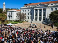Juiz proíbe Trump de cortar imediatamente financiamento para a Universidade da Califórnia Juiz proíbe Trump de cortar imediatamente financiamento para a Universidade da Califórnia