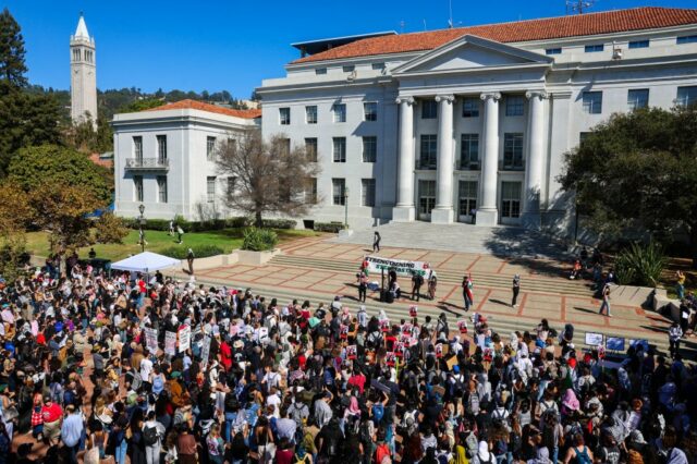 Juiz proíbe Trump de cortar imediatamente financiamento para a Universidade Juiz proíbe Trump de cortar imediatamente financiamento para a Universidade da Califórnia
