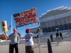 Juízes conservadores da Suprema Corte parecem céticos em relação às amplas tarifas unilaterais de Trump ARQUIVO - O presidente Donald Trump discursa durante evento de anúncio de novas tarifas no Rose Garden da Casa Branca, no dia 2 de abril de 2025, em Washington. (Foto AP / Mark Schiefelbein, Arquivo)