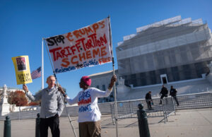 Juízes conservadores da Suprema Corte parecem céticos em relação às amplas tarifas unilaterais de Trump ARQUIVO - O presidente Donald Trump discursa durante evento de anúncio de novas tarifas no Rose Garden da Casa Branca, no dia 2 de abril de 2025, em Washington. (Foto AP / Mark Schiefelbein, Arquivo)