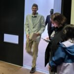 O ex-pastor de jovens de South Bay e líder de organizações sem fins lucrativos, Brett Bymaster, sai do tribunal de Morgan Hill depois de ser absolvido das acusações de abuso sexual em 19 de novembro de 2025. Ele foi acusado de agredir sexualmente duas meninas sob sua supervisão quando era pastor de jovens em uma igreja de San Jose, e se defendeu alegando que as famílias de seus acusadores conspiraram para difamá-lo em busca de um acordo financeiro da igreja.