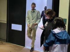 Júri absolve ex-pastor de jovens de San Jose das acusações de abuso sexual O ex-pastor de jovens de South Bay e líder de organizações sem fins lucrativos, Brett Bymaster, sai do tribunal de Morgan Hill depois de ser absolvido das acusações de abuso sexual em 19 de novembro de 2025. Ele foi acusado de agredir sexualmente duas meninas sob sua supervisão quando era pastor de jovens em uma igreja de San Jose, e se defendeu alegando que as famílias de seus acusadores conspiraram para difamá-lo em busca de um acordo financeiro da igreja.