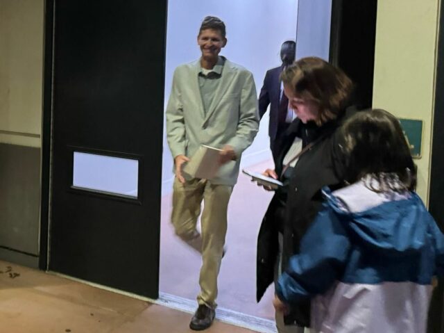 O ex-pastor de jovens de South Bay e líder de organizações sem fins lucrativos, Brett Bymaster, sai do tribunal de Morgan Hill depois de ser absolvido das acusações de abuso sexual em 19 de novembro de 2025. Ele foi acusado de agredir sexualmente duas meninas sob sua supervisão quando era pastor de jovens em uma igreja de San Jose, e se defendeu alegando que as famílias de seus acusadores conspiraram para difamá-lo em busca de um acordo financeiro da igreja.