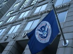 JustiGuide quer usar IA para ajudar as pessoas a navegar no sistema de imigração dos EUA An exterior view of U.S. Immigration and Customs Enforcement (ICE) agency headquarters is seen July 6, 2018 in Washington, DC.