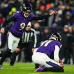 Justin Tucker nº 9 do Baltimore Ravens chuta para um field goal durante um jogo de playoff de wild card da NFL contra o Pittsburgh Steelers no M&T Bank Stadium em 11 de janeiro de 2025 em Baltimore, Maryland.