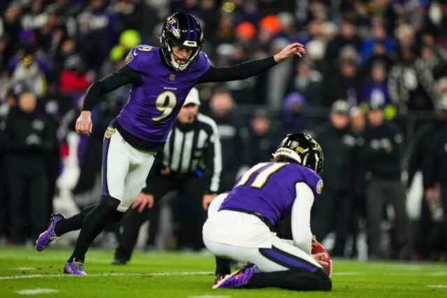 Justin Tucker nº 9 do Baltimore Ravens chuta para um field goal durante um jogo de playoff de wild card da NFL contra o Pittsburgh Steelers no M&T Bank Stadium em 11 de janeiro de 2025 em Baltimore, Maryland.