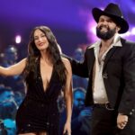 Kacey Musgraves e Carin León dividem o palco do Grammy Latino para estreia ao vivo de 'Lost in Translation'