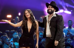 Kacey Musgraves e Carin León dividem o palco do Grammy Latino para estreia ao vivo de ‘Lost in Translation’ Kacey Musgraves e Carin León dividem o palco do Grammy Latino para estreia ao vivo de 'Lost in Translation'
