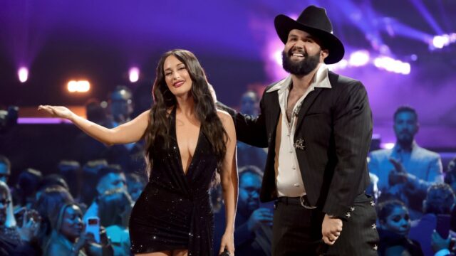 Kacey Musgraves e Carin León dividem o palco do Grammy Latino para estreia ao vivo de 'Lost in Translation'
