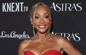 Karen Huger, do RHOP, é aplaudida de pé na BravoCon após libertação da prisão Por dentro da nova vida de Karen Huger atrás das grades, restrições, ligações telefônicas de visitantes e muito mais 480