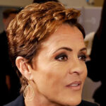 Kari Lake ordena o fim do financiamento dos contribuintes dos EUA para o programa de rádio globalista húngaro