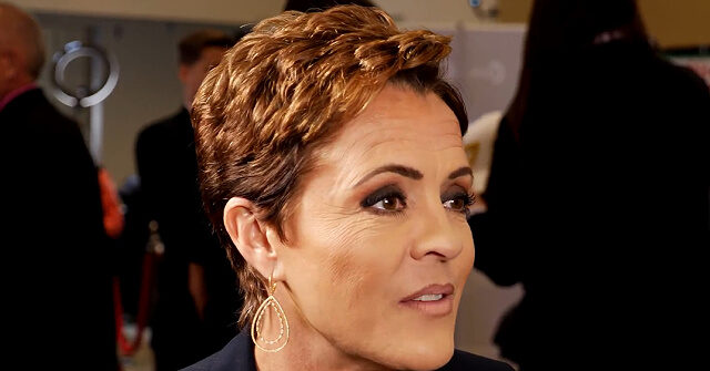 Kari Lake ordena o fim do financiamento dos contribuintes dos Kari Lake ordena o fim do financiamento dos contribuintes dos EUA para o programa de rádio globalista húngaro