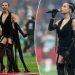 A cantora Karina Pasian, dos EUA, se prepara para cantar o hino nacional durante a partida da NFL entre Miami Dolphins e Washington Commanders no Estádio Santiago Bernabeu, em Madrid, em 16 de novembro de 2025.