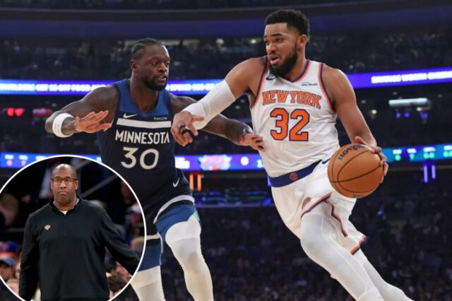 O pivô do New York Knicks, Karl-Anthony Towns, vai para a cesta enquanto Julius Randle defende os Timberwolves.