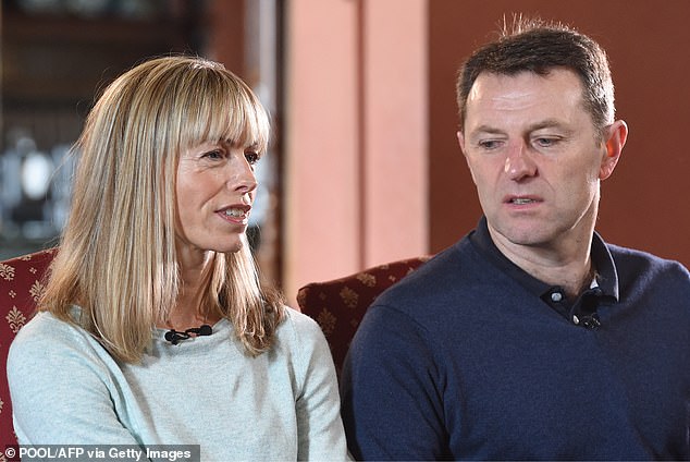 Kate e Gerry McCann divulgam declaração depois que o fantasista Kate e Gerry McCann depuseram durante o julgamento em Leicester