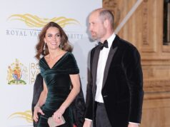Kate está linda de verde! A princesa deslumbra em um vestido de veludo enquanto ela e o príncipe William chegam ao Royal Variety Performance repleto de estrelas O Príncipe e a Princesa de Gales fizeram uma entrada deslumbrante esta noite no Royal Variety Performance