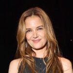 Katie Holmes faz as cores da primavera funcionarem para o outono