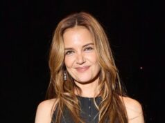 Katie Holmes surpreende com um vestido sob medida e brilho brilhante na cidade de Nova York Katie Holmes faz as cores da primavera funcionarem para o outono