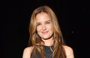 Katie Holmes surpreende com um vestido sob medida e brilho brilhante na cidade de Nova York Katie Holmes faz as cores da primavera funcionarem para o outono
