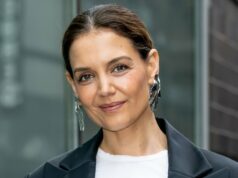 Katie Holmes usa os tênis que os compradores chamam de ‘os sapatos mais confortáveis que já tive’ Tênis para mãe rica com jeans