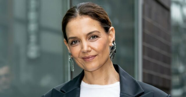 Katie Holmes usa os tênis que os compradores chamam de Tênis para mãe rica com jeans