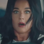 Uma margarida, que é o nome da filha de Katy Perry e Orlando Bloom, aparece no