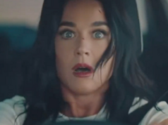 Katy Perry canta sobre um coração partido no videoclipe de ‘Bandaids’: leia a letra Uma margarida, que é o nome da filha de Katy Perry e Orlando Bloom, aparece no